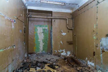 Terk edilmiş bir askeri sığınağın odası. Seçici odaklı arkaplan