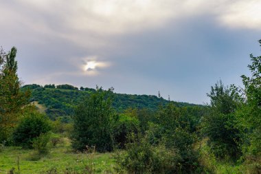 Doğu Avrupa 'nın dağlık doğası. Metin veya yazıtlar için kopyalama alanı olan arkaplan