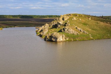 Doğu Avrupa 'nın vahşi kayalık ve dağlık doğası. Metin için kopya alanı olan peyzaj arkaplanı. Seçici odaklanma, uyumlu. Konstantinovka Köyü, Moldova 'ya hoş geldiniz..