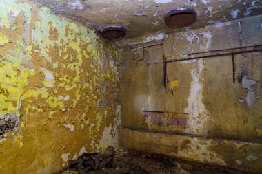 Terk edilmiş bir askeri sığınağın iç kısmı. Seçici odaklı arkaplan