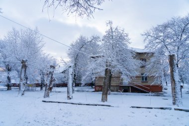 Karda bir şehir. Seçici odaklı kış arkaplanı