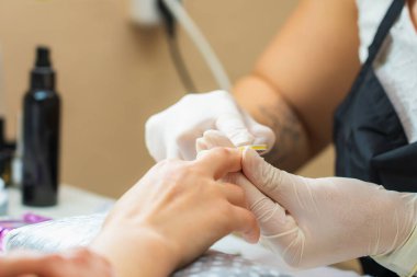 Manikürlü bir güzellik salonunda elleri yakın çekim. Seçici odaklı arkaplan