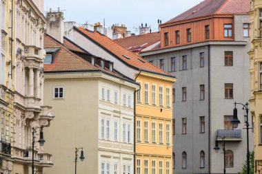 Eski sıcak turistik kentin klasik Avrupa mimarisi evinin ön cephesi. Seçici odak ve kopyalama alanı olan arkaplan