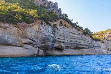 Denizden kayalık kıyı manzarası. Seçici odaklı arkaplan ve metin için alanı kopyala. Türkiye 'de Akdeniz. Popüler turistik yerler