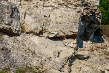 Doğu Avrupa 'nın vahşi kayalık ve dağlık doğası. Metin için kopya alanı olan peyzaj arkaplanı. Seçici odaklanma, uyumlu. Coban ya da Cobani köyü, Moldova 'ya hoş geldiniz..