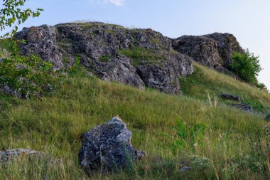 Doğu Avrupa 'nın vahşi kayalık ve dağlık doğası. Metin için kopya alanı olan peyzaj arkaplanı. Seçici odaklanma, uyumlu. Coban ya da Cobani köyü, Moldova 'ya hoş geldiniz..