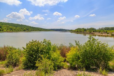 Göl, Doğu Avrupa 'nın doğal su kaynağı. Seçici odak ve kopyalama alanı olan arkaplan