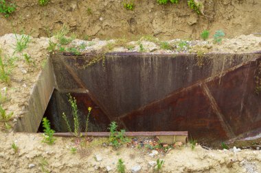 Yedek giriş. Terk edilmiş gizli nükleer sığınak. Soğuk Savaş Komuta Merkezi, nesne 1180. Seçici odaklı arkaplan