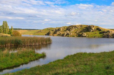 Doğu Avrupa 'nın vahşi kayalık ve dağlık doğası. Metin için kopya alanı olan peyzaj arkaplanı. Seçici odaklanma, uyumlu. Konstantinovka Köyü, Moldova 'ya hoş geldiniz..