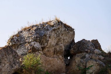 Doğu Avrupa 'nın vahşi kayalık ve dağlık doğası. Metin için kopya alanı olan peyzaj arkaplanı. Seçici odaklanma, uyumlu. Coban ya da Cobani köyü, Moldova 'ya hoş geldiniz..