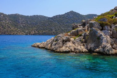Denizden kayalık kıyı manzarası. Seçici odaklı arkaplan ve metin için alanı kopyala. Türkiye 'de Akdeniz. Popüler turistik yerler
