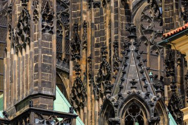 Prag Kalesi 'ndeki Gotik Katolik Katedrali' nin, Wenceslas 'ın ve Vojtech' in dış görünüşünün ayrıntıları. Seçici odak ve kopyalama alanı olan arkaplan