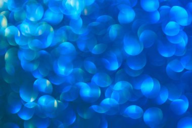 Bulanık arkaplan. Odaklanmamış fotoğraf merceğini geri ver. Arka plan bokeh. Tasarım boş. Tasarımcı için grafik kaynak. Soğuk ton.