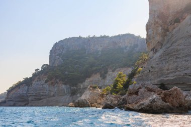 Denizden kayalık kıyı manzarası. Seçici odaklı arkaplan ve metin için alanı kopyala. Türkiye 'de Akdeniz. Popüler turistik yerler