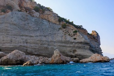 Denizden kayalık kıyı manzarası. Seçici odaklı arkaplan ve metin için alanı kopyala. Türkiye 'de Akdeniz. Popüler turistik yerler