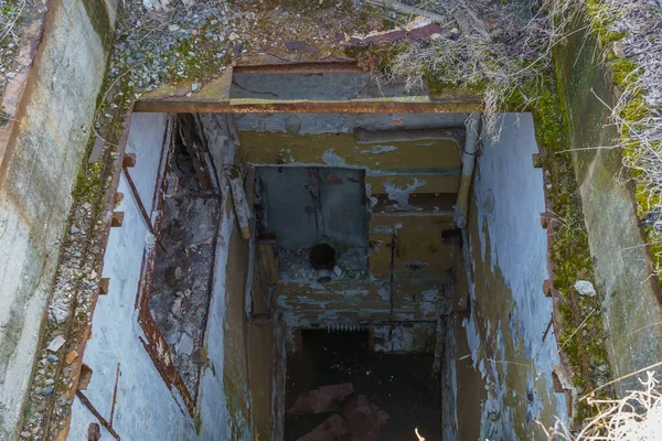 Distrutto Camere Stagne Bunker Abbandonato Segreto Militare Contesto Con Attenzione — Foto Stock