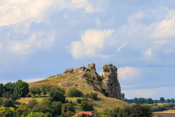 Doğu Avrupa 'nın vahşi kayalık ve dağlık doğası. Metin için kopya alanı olan peyzaj arkaplanı. Seçici odaklanma, uyumlu. Corjeuti köyü, Moldova 'ya hoşgeldiniz..