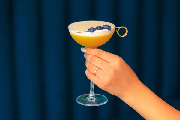 Cocktail Bicchiere Con Lungo Gambo Nella Mano Una Donna Uno — Foto Stock