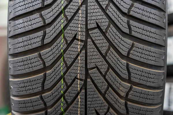 轮胎保护装置汽车车轮的特写 具有选择性焦点的背景和文本复制空间 — 图库照片