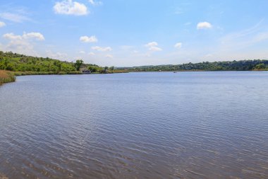 Göl, Doğu Avrupa 'nın doğal su kaynağı. Seçici odak ve kopyalama alanı olan arkaplan