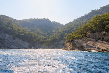 Denizden kayalık kıyı manzarası. Seçici odaklı arkaplan ve metin için alanı kopyala. Türkiye 'de Akdeniz. Popüler turistik yerler