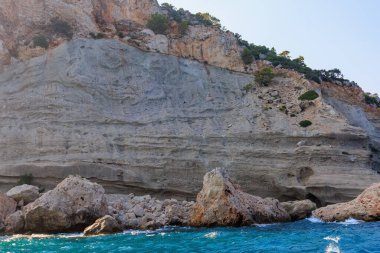 Denizden kayalık kıyı manzarası. Seçici odaklı arkaplan ve metin için alanı kopyala. Türkiye 'de Akdeniz. Popüler turistik yerler