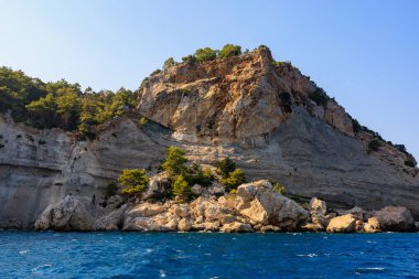 Denizden kayalık kıyı manzarası. Seçici odaklı arkaplan ve metin için alanı kopyala. Türkiye 'de Akdeniz. Popüler turistik yerler