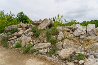 Barınak kalıntıları. Terk edilmiş gizli nükleer sığınak. Soğuk Savaş Komuta Merkezi, nesne 1180. Seçici odaklı arkaplan