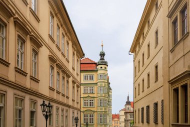 Eski sıcak turistik kentin klasik Avrupa mimarisi evinin ön cephesi. Seçici odak ve kopyalama alanı olan arkaplan