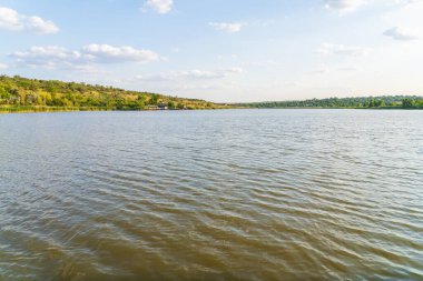 Göl, Doğu Avrupa 'nın doğal su kaynağı. Seçici odak ve kopyalama alanı olan arkaplan