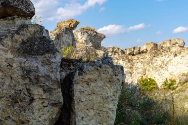 Doğu Avrupa 'nın vahşi kayalık ve dağlık doğası. Metin için kopya alanı olan peyzaj arkaplanı. Seçici odaklanma, uyumlu. Coban ya da Cobani köyü, Moldova 'ya hoş geldiniz..