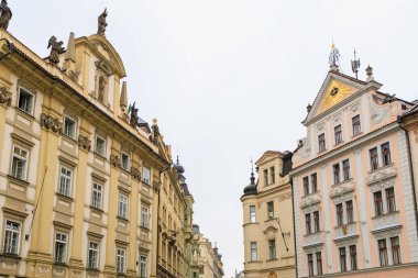 Eski sıcak turistik kentin klasik Avrupa mimarisi evinin ön cephesi. Seçici odak ve kopyalama alanı olan arkaplan