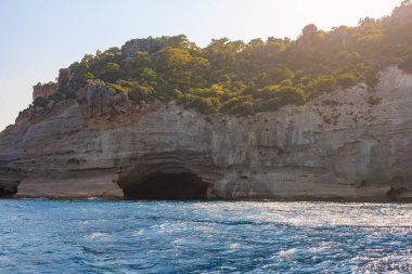 Denizden kayalık kıyı manzarası. Seçici odaklı arkaplan ve metin için alanı kopyala. Türkiye 'de Akdeniz. Popüler turistik yerler