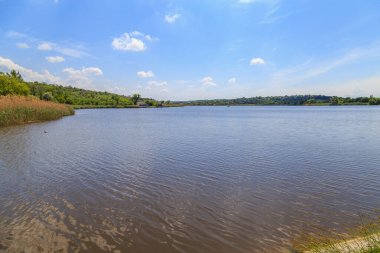 Göl, Doğu Avrupa 'nın doğal su kaynağı. Seçici odak ve kopyalama alanı olan arkaplan