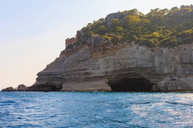 Denizden kayalık kıyı manzarası. Seçici odaklı arkaplan ve metin için alanı kopyala. Türkiye 'de Akdeniz. Popüler turistik yerler