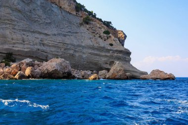 Denizden kayalık kıyı manzarası. Seçici odaklı arkaplan ve metin için alanı kopyala. Türkiye 'de Akdeniz. Popüler turistik yerler