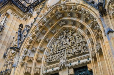 Prag Kalesi 'ndeki Gotik Katolik Katedrali' nin, Wenceslas 'ın ve Vojtech' in dış görünüşünün ayrıntıları. Seçici odak ve kopyalama alanı olan arkaplan