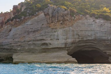 Denizden kayalık kıyı manzarası. Seçici odaklı arkaplan ve metin için alanı kopyala. Türkiye 'de Akdeniz. Popüler turistik yerler