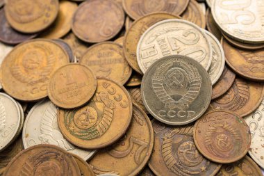 Sovyet sikkeleri yaklaşıyor. SSCB sikkeleri, üst görünüm. Nümismatikler için eski paralar. Tarihsel bir miras. Arkaplan veya arkaplan