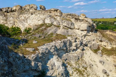 Doğu Avrupa 'nın vahşi kayalık ve dağlık doğası. Metin için kopya alanı olan peyzaj arkaplanı. Seçici odaklanma, uyumlu. Coban ya da Cobani köyü, Moldova 'ya hoş geldiniz..