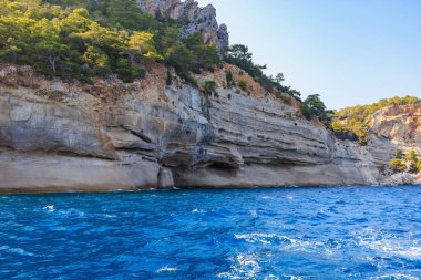 Denizden kayalık kıyı manzarası. Seçici odaklı arkaplan ve metin için alanı kopyala. Türkiye 'de Akdeniz. Popüler turistik yerler