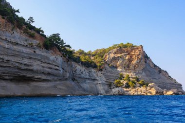 Denizden kayalık kıyı manzarası. Seçici odaklı arkaplan ve metin için alanı kopyala. Türkiye 'de Akdeniz. Popüler turistik yerler