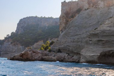 Denizden kayalık kıyı manzarası. Seçici odaklı arkaplan ve metin için alanı kopyala. Türkiye 'de Akdeniz. Popüler turistik yerler