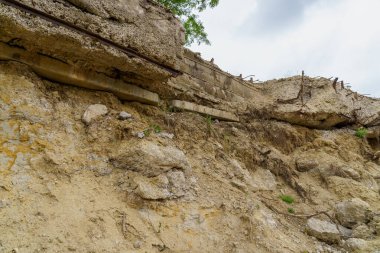 Barınak kalıntıları. Terk edilmiş gizli nükleer sığınak. Soğuk Savaş Komuta Merkezi, nesne 1180. Seçici odaklı arkaplan