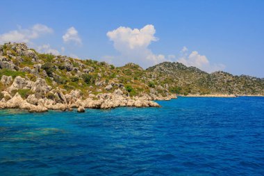 Denizden kayalık kıyı manzarası. Seçici odaklı arkaplan ve metin için alanı kopyala. Türkiye 'de Akdeniz. Popüler turistik yerler