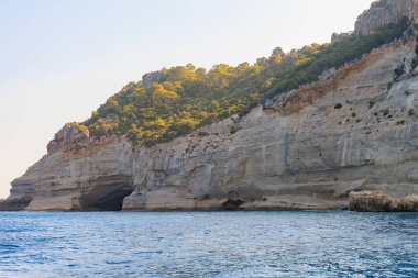 Denizden kayalık kıyı manzarası. Seçici odaklı arkaplan ve metin için alanı kopyala. Türkiye 'de Akdeniz. Popüler turistik yerler