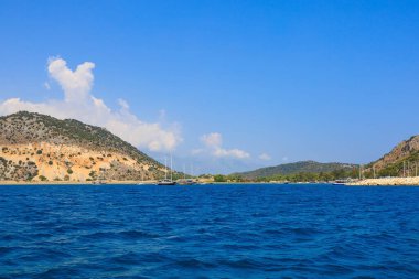 Denizden kayalık kıyı manzarası. Seçici odaklı arkaplan ve metin için alanı kopyala. Türkiye 'de Akdeniz. Popüler turistik yerler