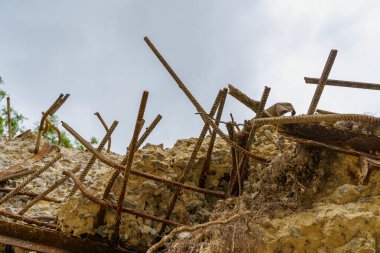 Barınak kalıntıları. Terk edilmiş gizli nükleer sığınak. Soğuk Savaş Komuta Merkezi, nesne 1180. Seçici odaklı arkaplan