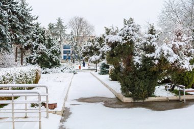 Karda bir şehir. Seçici odaklı kış arkaplanı