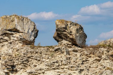 Doğu Avrupa 'nın vahşi kayalık ve dağlık doğası. Metin için kopya alanı olan peyzaj arkaplanı. Seçici odaklanma, uyumlu. Coban ya da Cobani köyü, Moldova 'ya hoş geldiniz..